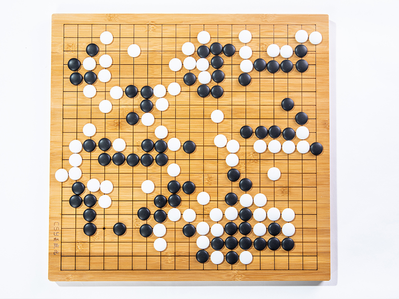 格弈圍棋嘗試將圍棋與現(xiàn)實(shí)生活緊密聯(lián)系，以教學(xué)目標(biāo)為導(dǎo)向組織教學(xué)內(nèi)容